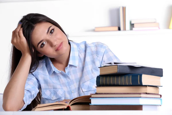 Jovencita leyendo libro en la habitación — Foto de Stock