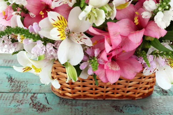 Beautiful floral arrangement in basket close up — Stock Photo, Image