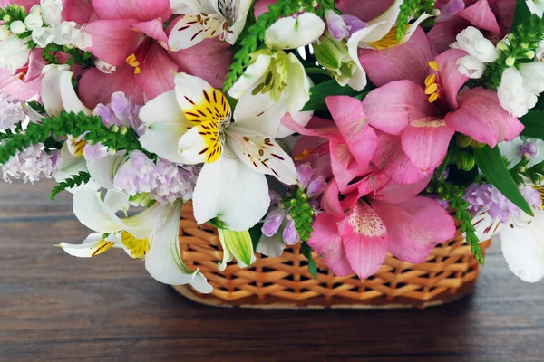 Krásná květinová výzdoba v košíku zblízka — Stock fotografie