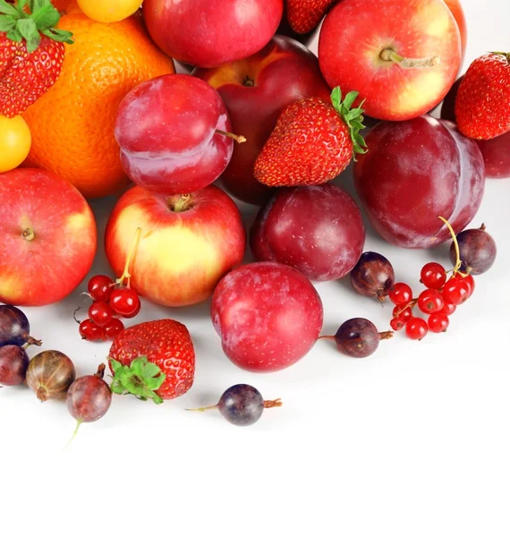 Montón de frutas frescas y bayas aisladas en blanco — Foto de Stock