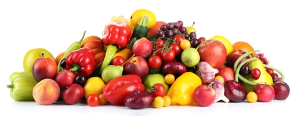Tas de fruits et légumes frais isolés sur blanc — Photo