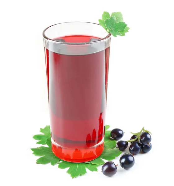 Bardak taze blackcurrant suyu üzerinde beyaz izole — Stok fotoğraf