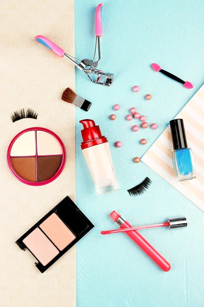 Kosmetik auf buntem Papier Hintergrund — Stockfoto