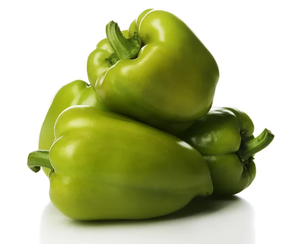 Groep van groene paprika's geïsoleerd op wit — Stockfoto
