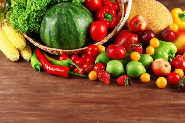 Composizione con frutta e verdura fresca su fondo legno — Foto Stock