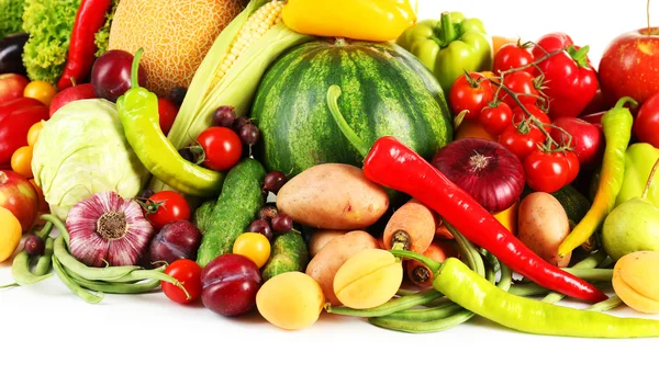 Composición con frutas y verduras frescas sobre fondo blanco —  Fotos de Stock