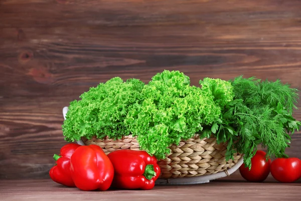 Свіжі овочі та зелень на дерев'яному фоні — стокове фото