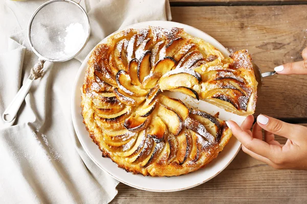 Frau schneidet hausgemachten Apfelkuchen, Nahaufnahme — Stockfoto