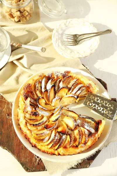 Домашній яблучний пиріг на тарілці, на фоні білого дерев'яного столу — стокове фото