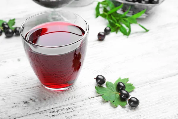 Fresh currant juice with berries on table close up — Stock Photo, Image