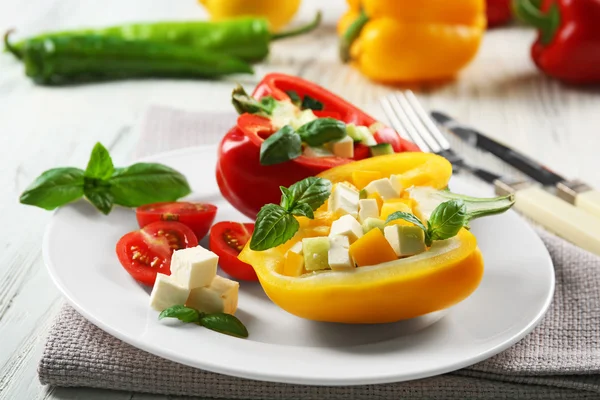 Salada verde fresca em pimentão na mesa fecham — Fotografia de Stock