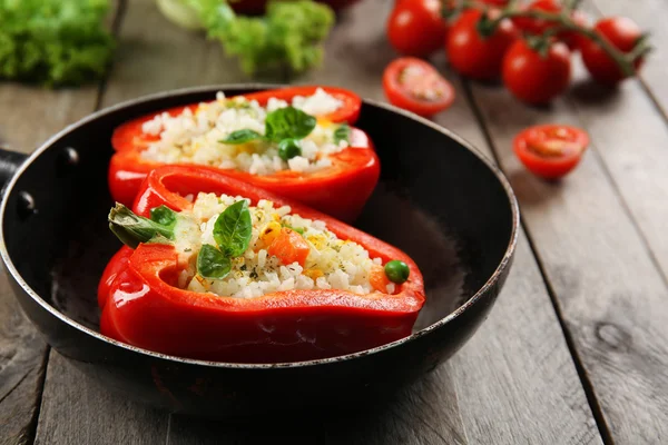 Pimientos rellenos con verduras en la mesa de cerca — Foto de Stock