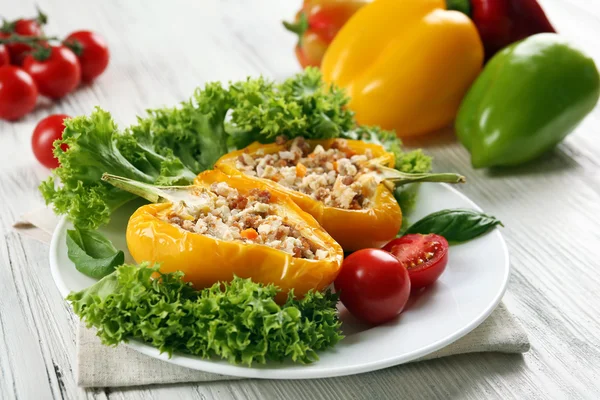 Gefüllte Paprika mit Gemüse auf dem Tisch aus nächster Nähe — Stockfoto