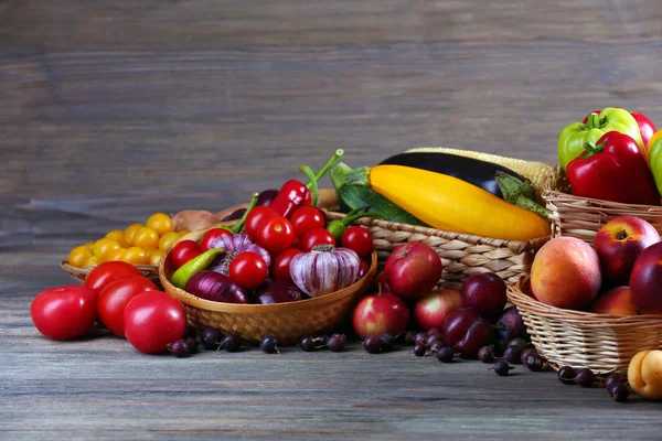 Oogsten van verse groenten en fruit op houten ondergrond — Stockfoto