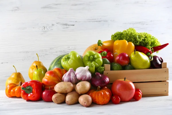 Un mucchio di frutta e verdura fresca su sfondo di legno — Foto Stock