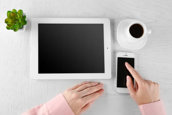 Hände arbeiten im Büro mit Tablet und Telefon auf weißem Tisch — Stockfoto