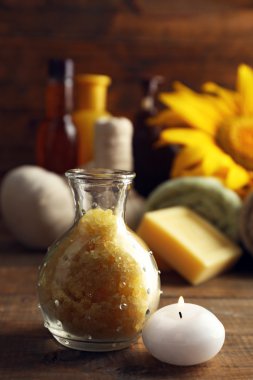 Spa ve ahşap arka plan ayçiçeği