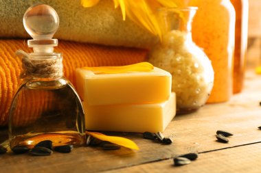 Masaj yağı ve spa bakımları, ahşap arka plan ayçiçeği