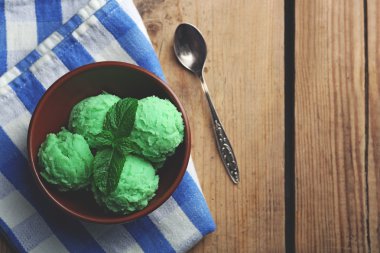 Ev yapımı naneli dondurma ahşap arka plan üzerinde