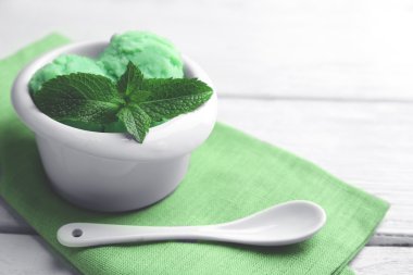 Ev yapımı naneli dondurma hafif ahşap zemin üzerine