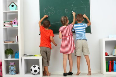 Blackboard okulda çizim çocuklar