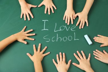 Çocuklar tahta arka plan üzerinde eller