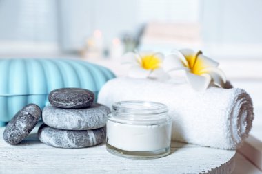 Spa taşlar ve spa uygulamaları ışık arka plan üzerinde