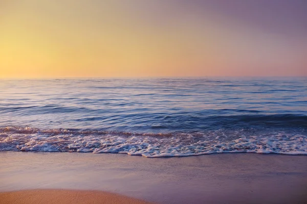 Uitzicht op de prachtige zonsopgang op het strand — Stockfoto