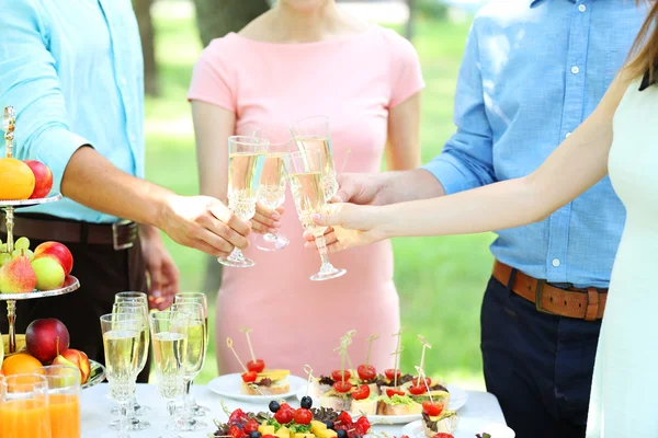 Guests drink champagne on wedding ceremony — Stock Photo, Image