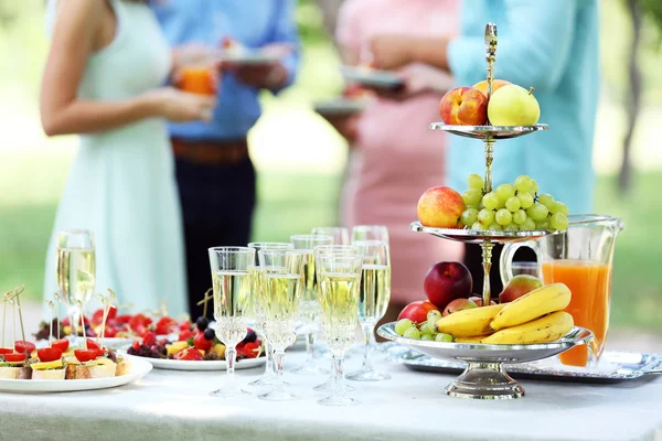 Coffee and lunch break in office garden — Stock Photo, Image