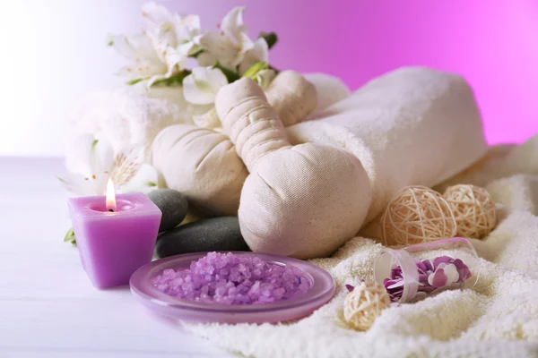 Tratamiento de spa y flores sobre mesa de madera, sobre fondo claro —  Fotos de Stock