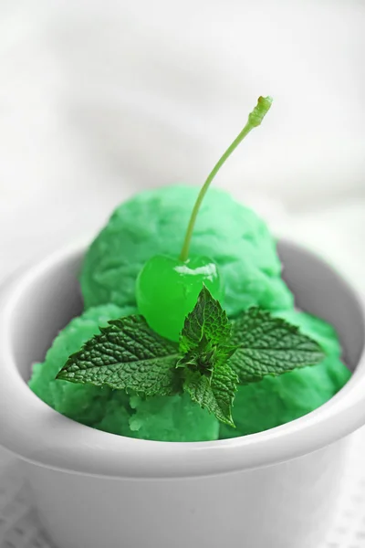 Glace à la menthe maison sur fond bois clair — Photo