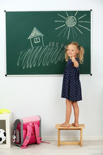 Menina desenho no quadro negro — Fotografia de Stock