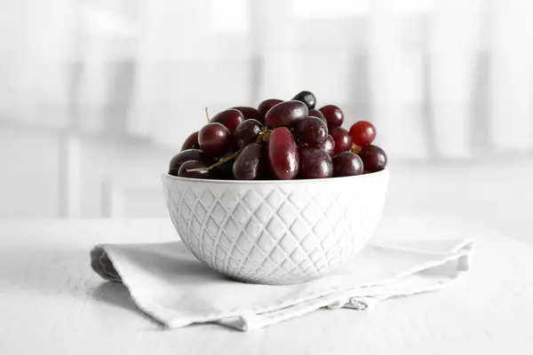 Świeżych dojrzałych winogron w misce na drewnianym stole — Zdjęcie stockowe