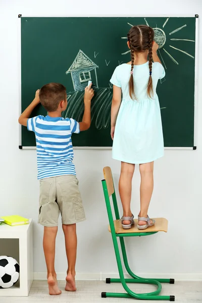 Niños Dibujando Pizarra Escuela — Foto de Stock