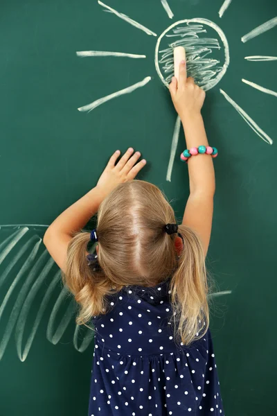 Menina desenho no quadro negro — Fotografia de Stock