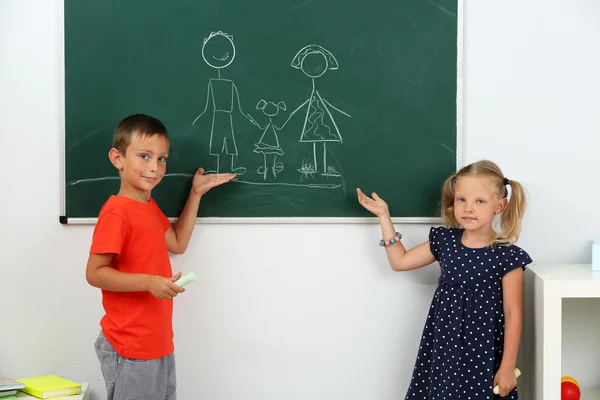 Blackboard Okulda Çizim Çocuklar — Stok fotoğraf