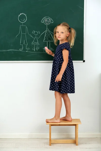 Menina desenho no quadro negro — Fotografia de Stock