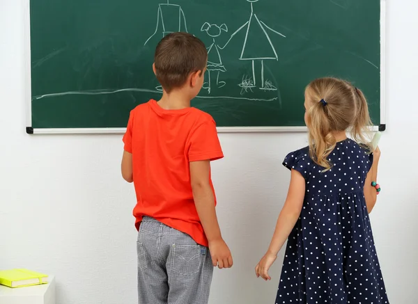 Niños Dibujando Pizarra Escuela — Foto de Stock