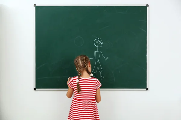 黒板に描いている女の子クローズ アップ — ストック写真