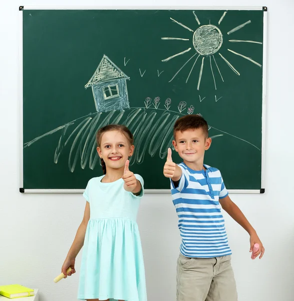 Niños Cerca Pizarra Escuela — Foto de Stock