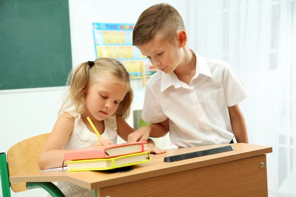 Ritratto di allievi felici a lezione — Foto Stock