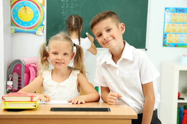 Retrato de alumnos felices en la lección — Foto de Stock