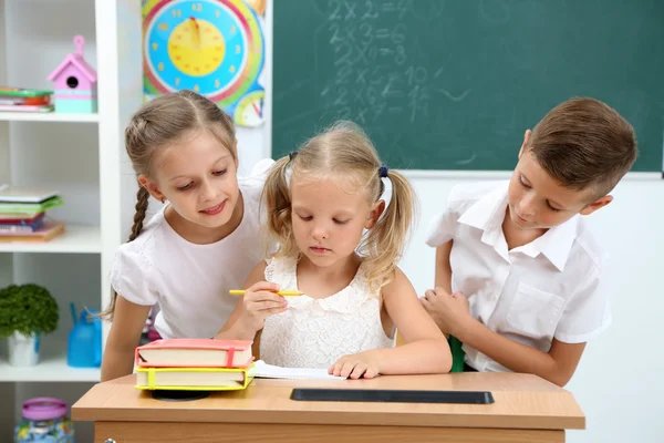 Ritratto di allievi felici a lezione — Foto Stock