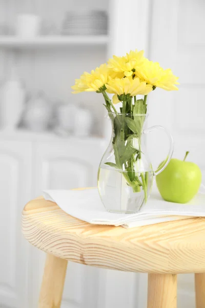 Piękne kwiaty w wazon ozdobny na jasnym tle — Zdjęcie stockowe
