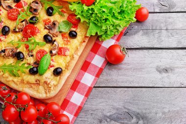 lezzetli ev yapımı pizza üzerinde tablo yakın çekim