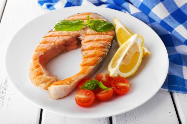 Domates ve limon tablo ile lezzetli ızgara somon yakın çekim