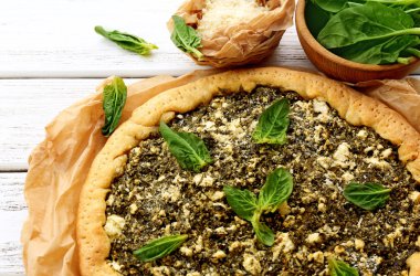 Ispanaklı masada açık pasta yakın çekim