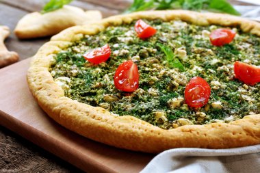 Ispanak ve masaya kiraz domates ile açık pasta yakın çekim