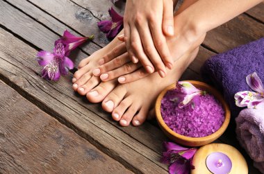 Spa pedikür adlı kadın ayakları